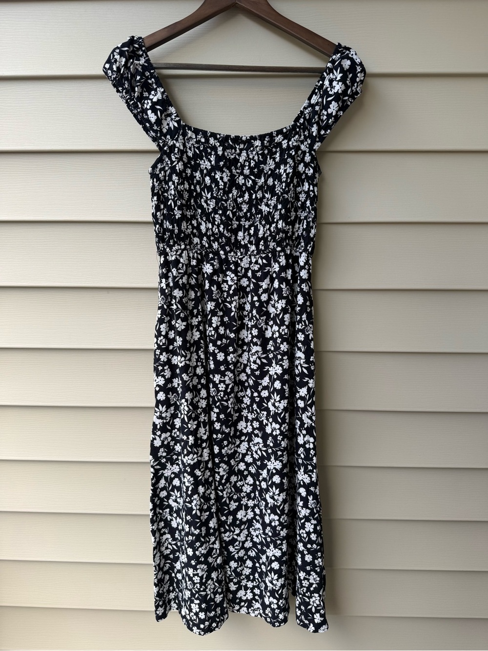 Final Touch Black & White Floral Smocked Midi Dress Size Medium